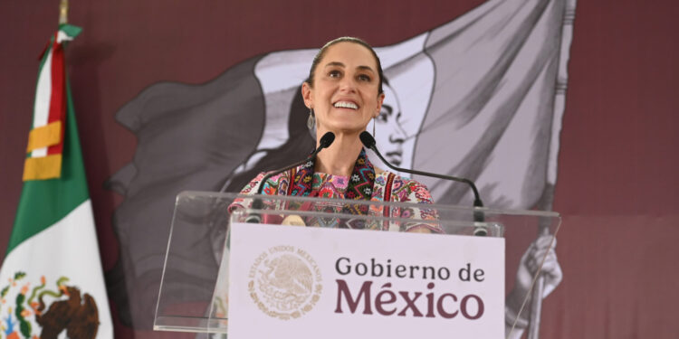 Sheinbaum entrega tarjetas de “Jóvenes Construyendo El Futuro” en Acapulco