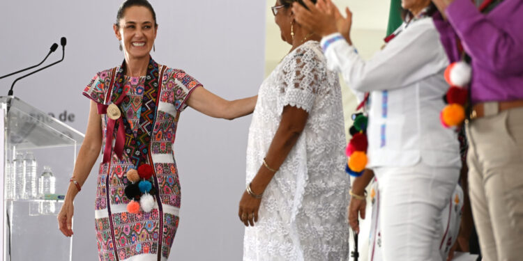 Sheinbaum encabeza entrega de tarjetas de la Pensión Mujeres Bienestar que en Guerrero beneficiará a 28 mil mujeres