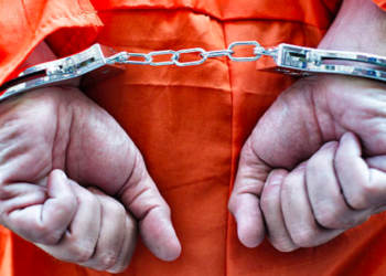 Demandan el indulto de un hombre recluido en Guantánamo durante 20 años sin haber sido acusado formalmente.