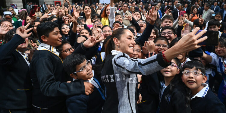 Sheinbaum da banderazo a la estrategia nacional Vive saludable, vive feliz