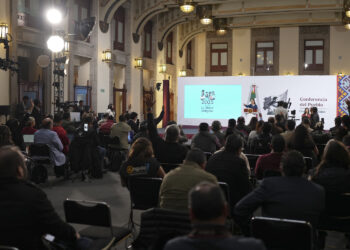 Sheinbaum firma acuerdo histórico con gasolineros para establecer en 24 pesos el precio de la gasolina magna