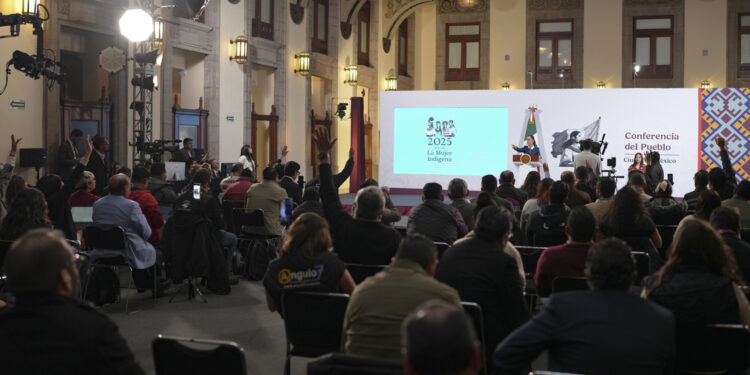 Sheinbaum firma acuerdo histórico con gasolineros para establecer en 24 pesos el precio de la gasolina magna