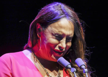 Karla Sofía Gascón gana premio en España y rompe en llanto tras polémica por antiguos tuits