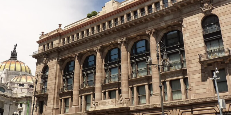 Banco de México recorta tasa de interés a 9% y advierte sobre presiones inflacionarias externas