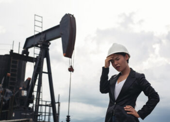 Baja el petróleo por guerra comercial; oro en récord y dólar cede