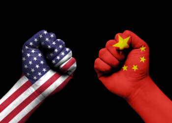 Trump fija arancel de 104% a China y apunta a fármacos