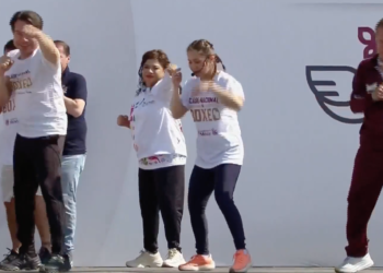 Sheinbaum lidera clase masiva de box en el Zócalo