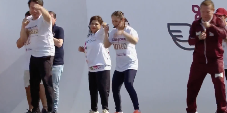 Sheinbaum lidera clase masiva de box en el Zócalo