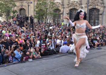 Miles de bailarines rinden homenaje a Tongolele con coreografía masiva en el Centro Histórico