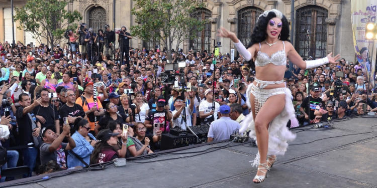 Miles de bailarines rinden homenaje a Tongolele con coreografía masiva en el Centro Histórico