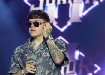 Junior H desafía censura en la Feria de Aguascalientes; el público canta por él