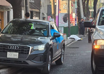 Indignación y luto en CDMX por el asesinato de colaboradores de Clara Brugada