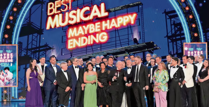 “Maybe Happy Ending” triunfa como Mejor Musical en los Premios Tony 2025