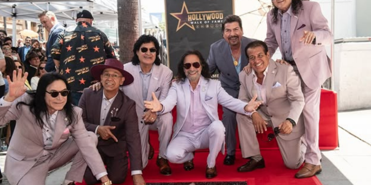 Los Bukis reciben estrella en el Paseo de la Fama de Hollywood