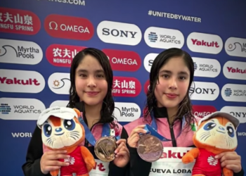 Histórico bronce para gemelas mexicanas en Mundial de Natación Singapur 2025