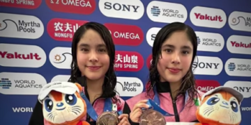 Histórico bronce para gemelas mexicanas en Mundial de Natación Singapur 2025