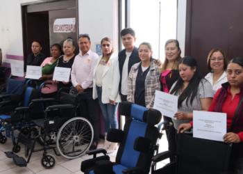 Impulsa Baltazar Narciso acciones de inclusión con entrega de sillas restauradas