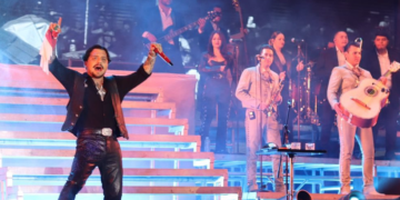 Christian Nodal supera críticas y llena la plaza en Morelia durante las fiestas patrias
