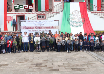 Xiutetelco impulsa conciencia ambiental en escuelas con entrega de plantas ornamentales