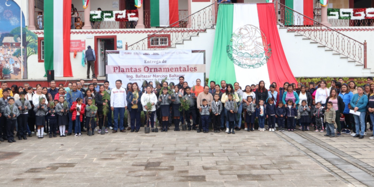 Xiutetelco impulsa conciencia ambiental en escuelas con entrega de plantas ornamentales
